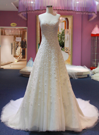 Dalia: Sunny A-line wedding dress, beautifully decorated with lace flowers with a pearl heart. Price: € 920