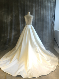 Zoë: gesofisticeerde satijnen jurk met mooie riem en prachtige rug. Prijs: 1.170€