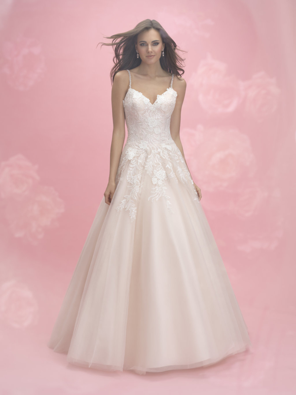 Bo: Very sophisticated wedding dress, top with lace roses on a beautiful tulle skirt. Spaghetti straps for optimal wearing comfort. Price: € 1.199