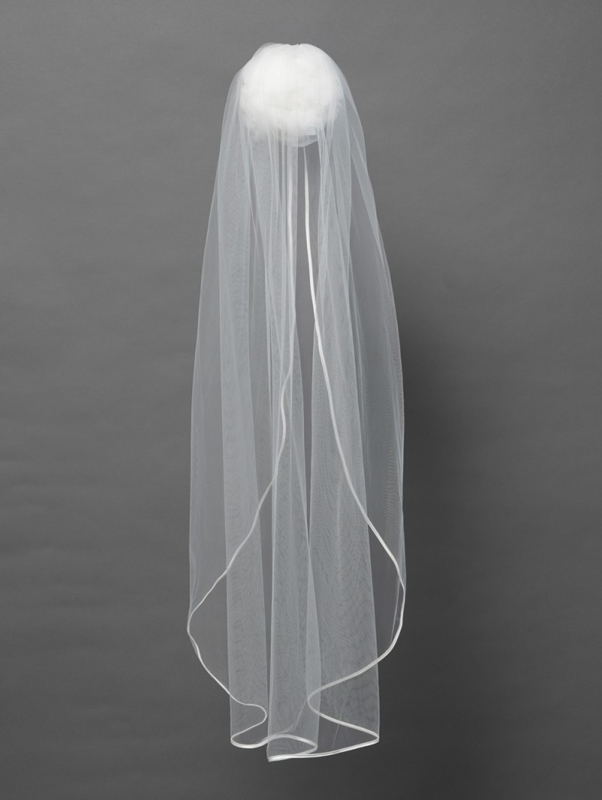 Single-layer veil in soft tulle with a fine satin trim.