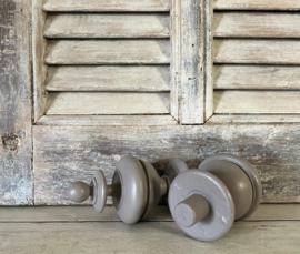 Vintage Franse siertorentjes hout draaiwerk taupe kleurig