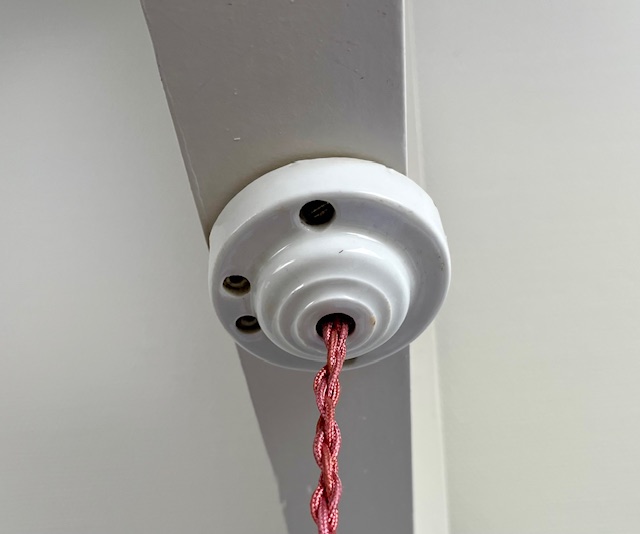 Franse antieke glazen hanglamp met roze lamp glas