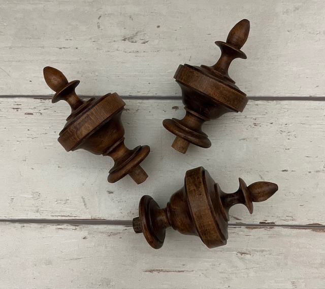 Set Franse eikenhouten siertorentjes hout draaiwerk