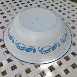 Witte emaille schaal met roze lelies en blauwe rand