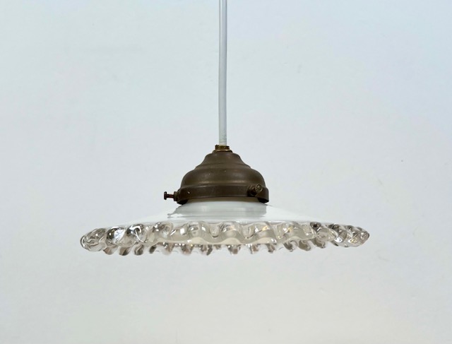 Antieke Franse schotellamp met wit opaline glazen kap