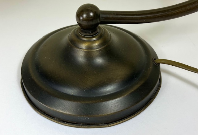 Klassieke bureaulamp met opaline kelkvormige kap
