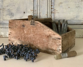 Franse antieke ambachtelijk houten graanbak gereedschapsbak