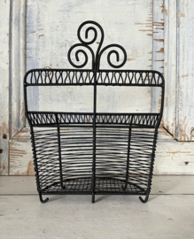 Frans zwart draadwerk wandrekje met twee vakken