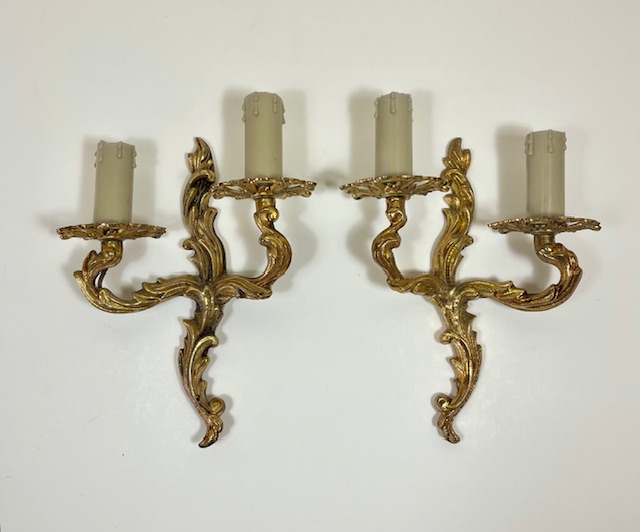 Vintage set van twee Franse wandlampjes naar een klassiek model