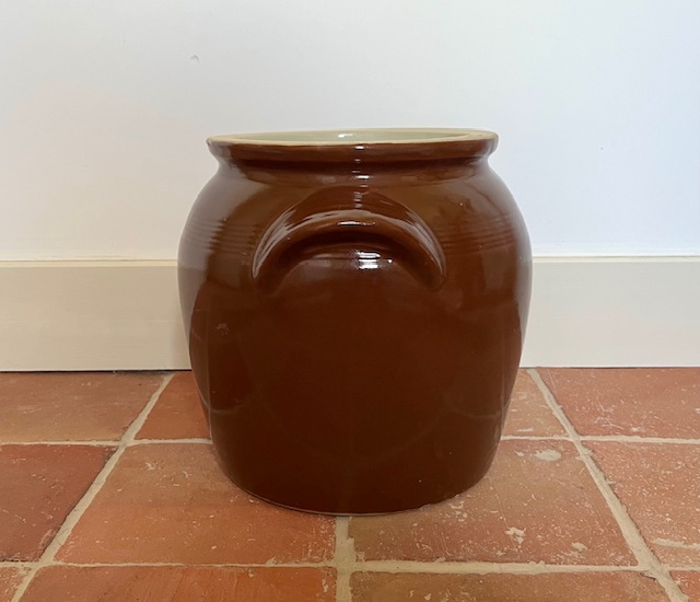 Grote bruine grès olijven pot met grepen