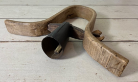 Unieke Franse geitenbel met klepel van been en houten juk
