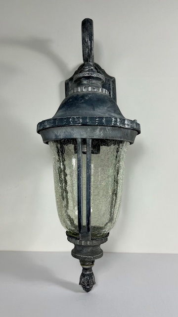 Vintage Franse metalen buitenlamp met craquelé glas