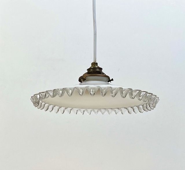 Antieke Franse schotellamp met wit opaline glazen kap