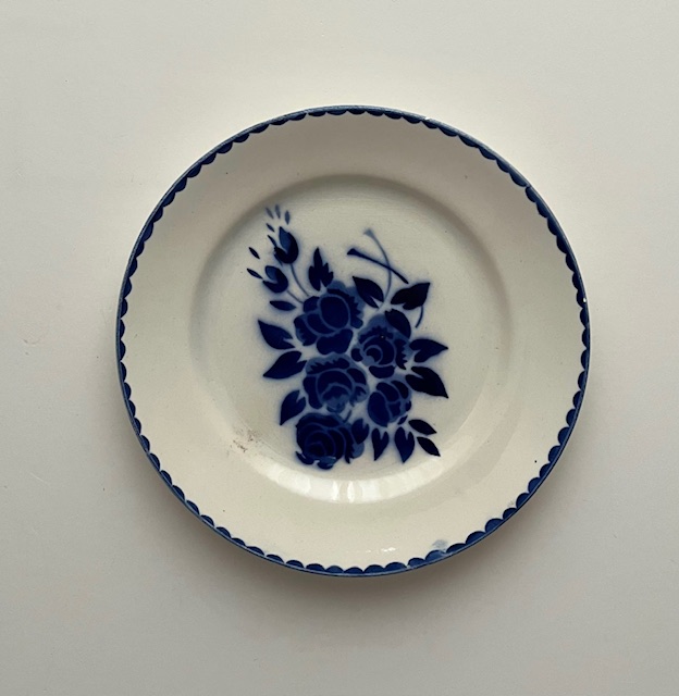 Antiek ontbijtbordje met blauwe decoratie