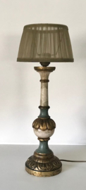 Franse staande lamp met gedraaid houten voet en organza kap
