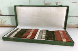 Antieke Franse cassettedoos met 12 verguld / koperen mesjes en 11 vorkjes