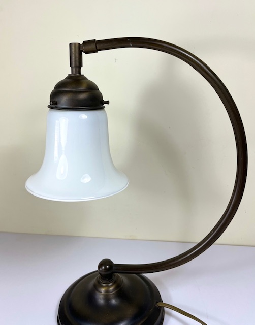 Klassieke bureaulamp met opaline kelkvormige kap