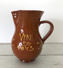 Vin du Pays geglazuurde terracotta wijnkan reliëf decoratie in oker