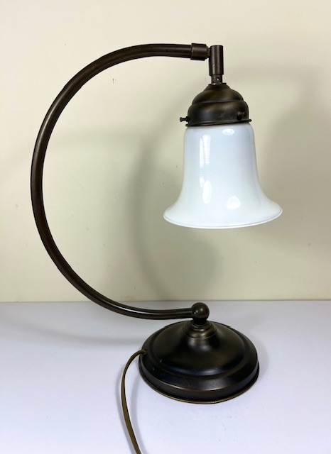 Klassieke bureaulamp met opaline kelkvormige kap