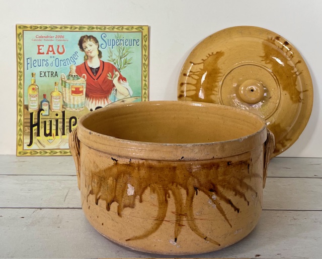 Antiek Provençaalse pot met deksel en grepen