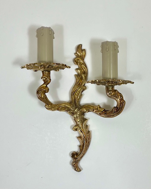 Vintage set van twee Franse wandlampjes naar een klassiek model