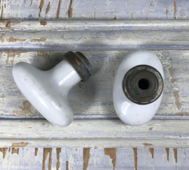 Set Franse porseleinen deurknoppen in koperen houder