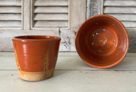 Provençaalse aardewerk uitlek schaal met 2 originele kaasmallen
