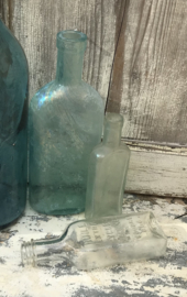 Set van twee antieke flesjes