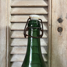 Zware antieke Franse donkergroene beugeldop fles met ziel