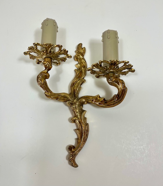 Vintage set van twee Franse wandlampjes naar een klassiek model