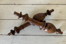 Set van twee houten vintage Franse balusters