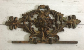 Antiek smeedijzeren ornament van Frans spijlen bed