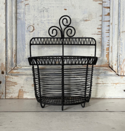 Frans zwart draadwerk wandrekje met twee vakken