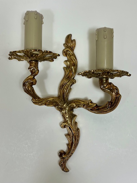 Vintage set van twee Franse wandlampjes naar een klassiek model