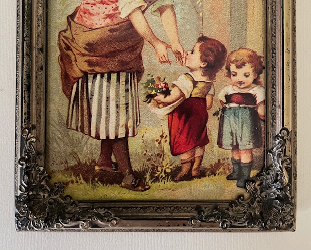 Vintage Frans metalen lijstje met nostalgische afbeelding