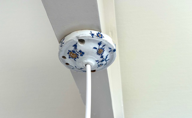 Antieke Franse schotellamp met wit opaline glazen kap