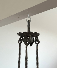Antieke Franse middeleeuwse metalen lamphouder drie armen
