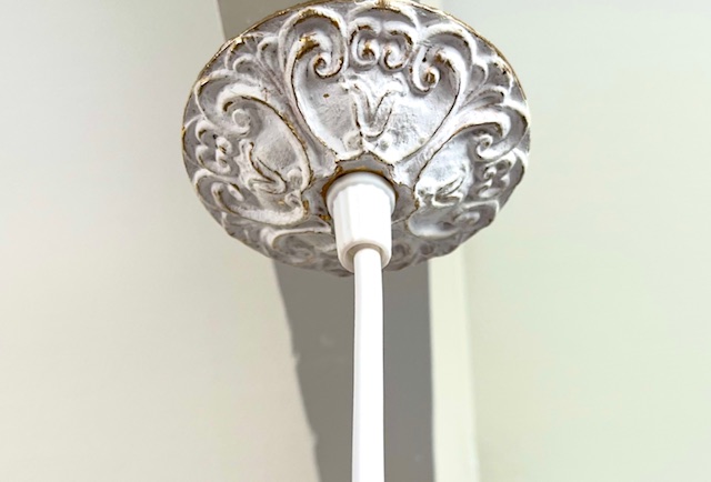 Antieke Franse schotellamp met wit opaline glazen kap
