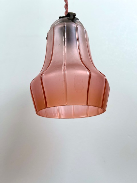 Franse antieke glazen hanglamp met roze lamp glas