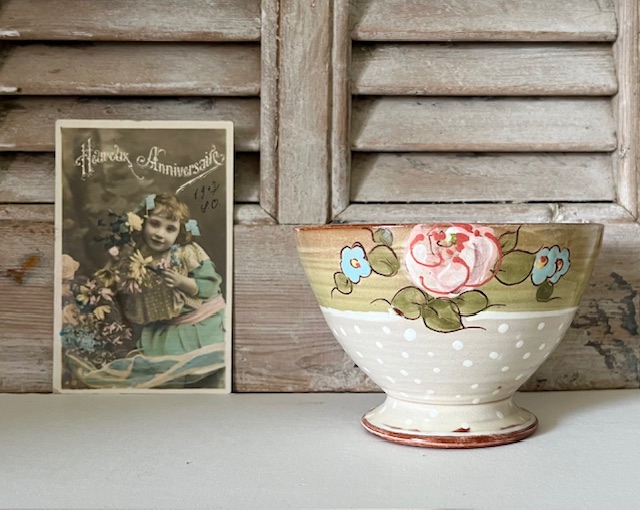 Ambachtelijke aardewerk bowl kom op voet