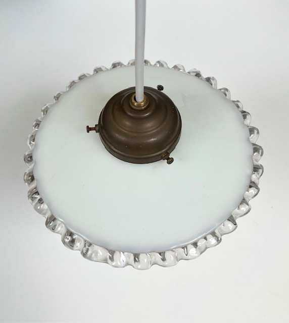 Antieke Franse schotellamp met wit opaline glazen kap