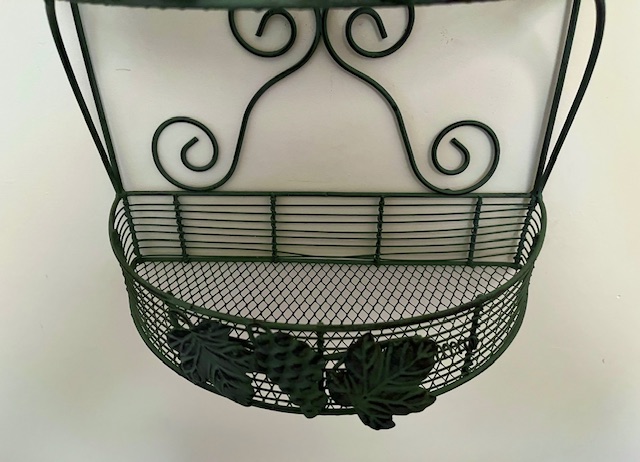 Vintage Frans metalen draadwerk wandrek met druiven