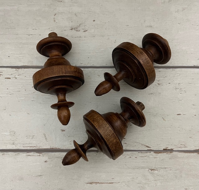 Set Franse eikenhouten siertorentjes hout draaiwerk