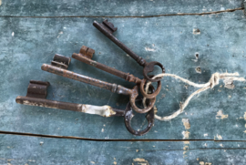 Franse antieke sleutelbos met vier sleutels