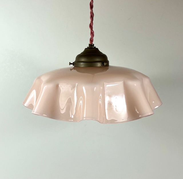 Antieke Franse hanglamp licht roze glazen opaline kap