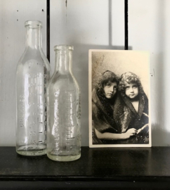 Set Franse glazen flesjes met maatverdeling circa 1920