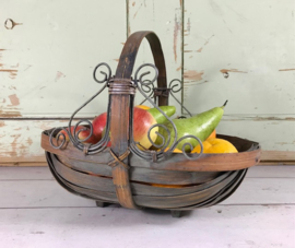 Franse vintage spaan houten mand fruitmand met metalen decor