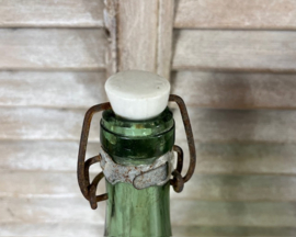 Antieke Franse wijnfles van doorzichtig groen glas met ziel