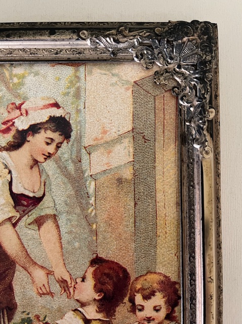 Vintage Frans metalen lijstje met nostalgische afbeelding