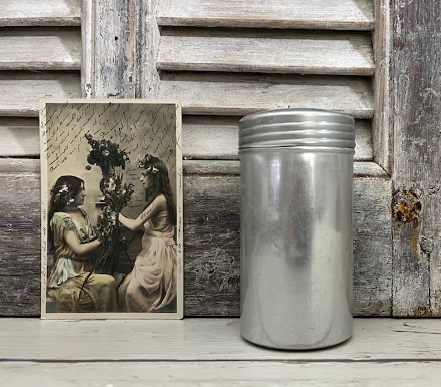 Franse vintage aluminium talkpoeder strooibus